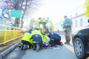 Mujer lesionada tras ser atropellada por taxi