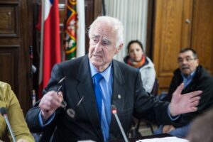 Duras críticas de concejal Karelovic al alcalde en plena sesión