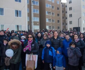 Entregan departamentos  sin deuda a cien familias