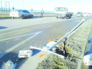 Accidente terminó con  vehículo contra poste