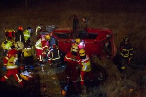 Vehículo volcó en horas de la madrugada, conductor está grave