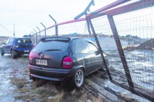 Conductor lesionado tras impactar auto y reja