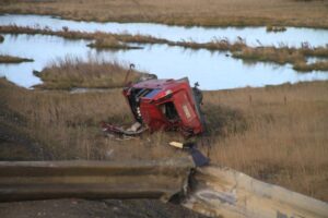 Grave accidente obligó a amputar brazo a conductor que se despistó en Barrio Industrial