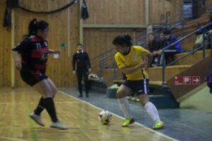 Elite en varones y 18 de Septiembre en damas son los punteros de la Liga de Futsal de la UMAG