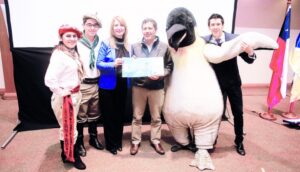 Un pingüino como embajador del turismo magallánico  en el centro del país