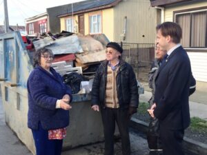 Vecinos del barrio 18 dan el ejemplo y limpian sus calles con la ayuda de la Municipalidad