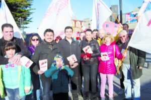 Magallánicos protagonizan “Banderazo” por Piñera