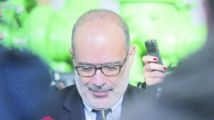 Las “presiones” que enfrenta  el ministro Valdés en la recta final
