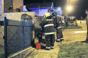 Bus chocó reja de vivienda y provocó  fuga de gas desde medidor