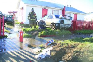 Ebrio al volante chocó contra vivienda fiscal dejando cuantiosos daños