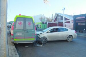 Conductor ebrio chocó  ambulancia y luego se  entregó a Carabineros