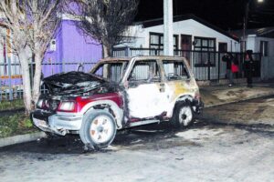 Incendian vehículo durante la madrugada en el frontis de la casa de su dueña
