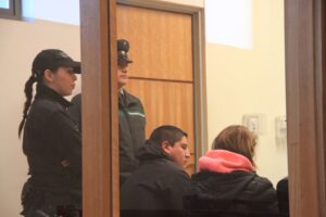 Después de ocupar cabaña de motel, pareja se un robó televisor y fue detenida
