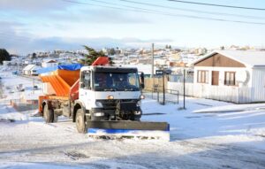 Nieve obligó ayer a movilizar numerosa maquinaria por planes de contingencia