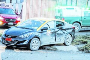 Daños dejó colisión entre taxi y camión Porter