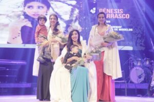 Génesis Carrasco fue coronada anoche como la Reina de la Invernada 2017