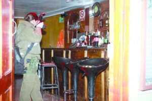 Menor ingresó a robar a local nocturno y fingió que dormía para no ser detenido