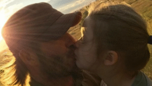 David Beckham desata polémica por besar en la boca a su pequeña hija