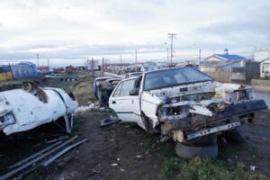 Autos chatarrizados y desperdicios amontonados en la calle Capitán Guillermos