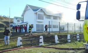 Incendio afectó segundo nivel de vivienda fiscal en sector Río de los Ciervos