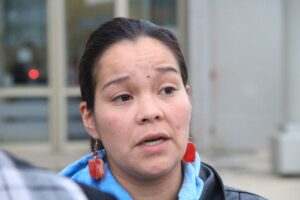 Sigue drama de mujer kawésqar  que lucha por su hija de 4 meses
