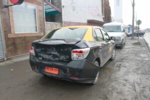 Conductor se fugó tras accidente que  dejó dos lesionados en el Barrio Prat