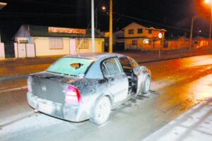 Con daños y arriesgando un accidente  abandonaron auto en plena avenida