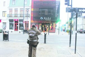 Sujeto rompió vidrio y entró a robar a céntrica tienda de Punta Arenas