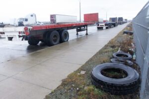 Camiones mal estacionados crean  problemas en acceso norte de Zona Franca