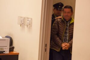 A prisión por violar a hijastra amenazándola con cuchillo y pistola