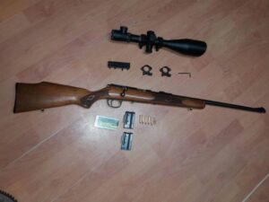 Sujeto quedó con prohibición de salir de su casa luego de ser detenido portando rifle