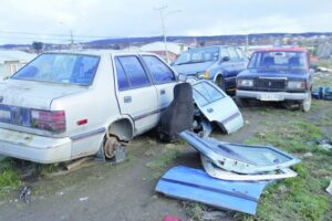 Chatarra y basura regresan  a las orillas del estero Llau Llau