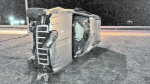 Auto volcó y conductor se dio a la fuga  dejando gravemente lesionado a su amigo