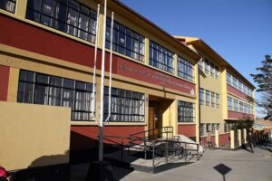 Rotura de cañería en Escuela Bernardo O’Higgins dejó al descubierto la falta  de planos del establecimiento