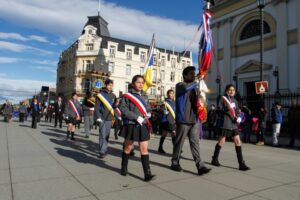 Escuela Hernando de Magallanes celebró su aniversario 49 en tradicional desfile dominical