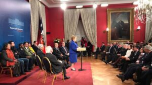 Presidenta Bachelet firmó  proyecto de migraciones