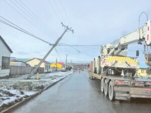 Camión enganchó cables y dejó sin suministro a 261 clientes