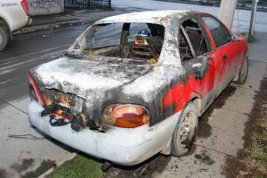 Incendian auto en la Población  Silva Henríquez