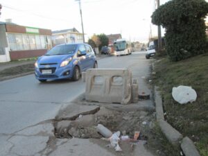 Tres hoyos “históricos” amenazan a automovilistas y peatones