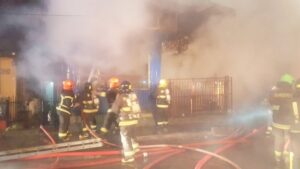 Incendio destruyó dos viviendas  y dejó 14 personas damnificadas