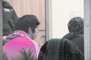 Por rencillas anteriores imputado las  emprendió contra vehículo de la víctima