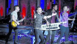 Vocalista de Villa Cariño pololea con hija de la Presidenta