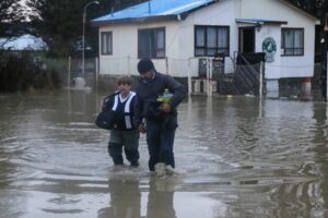 15 aislados en San Juan por aumento del caudal del río