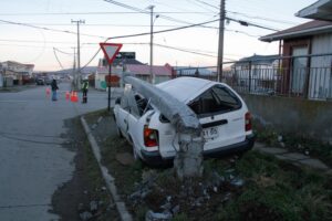 Camión enganchó cables y  derribó poste sobre automóvil