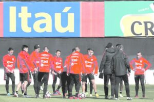Pizzi juega al misterio: “Estoy contento con el nivel de Castillo, pero Paredes también está muy bien”