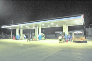 Menor de edad ebrio escapó sin pagar  carga de combustible y protagonizó  accidente de tránsito