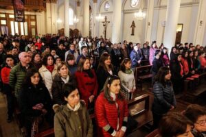 Más de 200 católicos magallánicos celebraron  con devoción el día de la Asunción de la Virgen