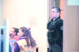 Arriesgando más de 7 años de cárcel, mujer enfrenta juicio por venta de LSD y porte de arma de fuego