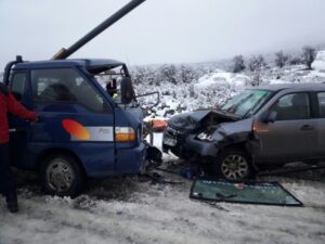 Choque frontal entre porter y camioneta doble cabina deja un herido grave