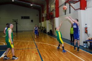 Ardua lucha por los primeros lugares  en la competencia del Maxibásquetbol